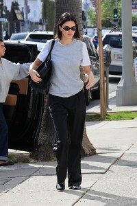kendall-jenner-furniture-shopping-in-west-hollywood-03.10.2025-6.jpg