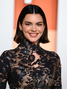 kendall-jenner-s-timeless-elegance-at-vanity-fair-oscar-2025-party-8.jpg