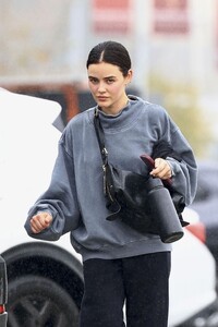 lucy-hale-s-casual-morning-coffee-run-in-los-angeles-02.05.2025-3.jpg