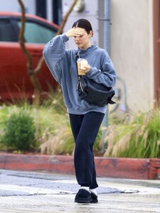 lucy-hale-s-casual-morning-coffee-run-in-los-angeles-02.05.2025-6.jpg