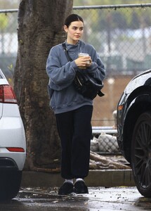 lucy-hale-s-casual-morning-coffee-run-in-los-angeles-02.05.2025-8.jpg
