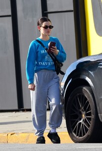 lucy-hale-spotted-leaving-yoga-studio-in-los-angeles-08.02.2025-4.jpg