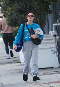 lucy-hale-spotted-leaving-yoga-studio-in-los-angeles-08.02.2025-5.jpg