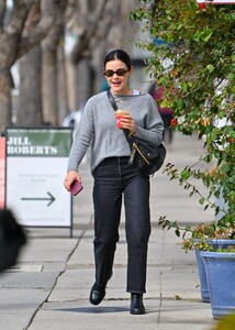 lucy-hale-spotted-on-coffee-run-in-los-angeles-02.06.2025-3.jpg