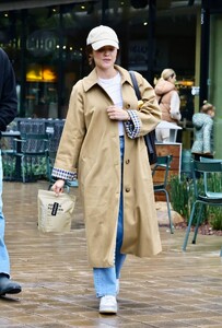 lucy-hale-spotted-shopping-at-erewhon-01.26.2025-4.jpg