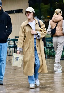 lucy-hale-spotted-shopping-at-erewhon-01.26.2025-5.jpg