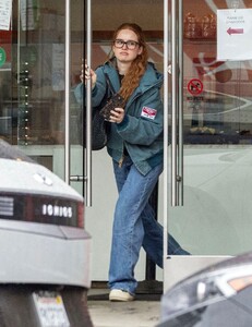 madelaine-petsch-s-la-coffee-run-style-03.05.2025-3.jpg
