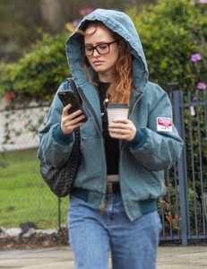 madelaine-petsch-s-la-coffee-run-style-03.05.2025-6.jpg