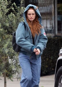 madelaine-petsch-s-la-coffee-run-style-03.05.2025-7.jpg