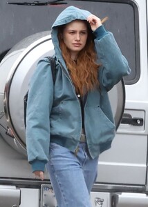 madelaine-petsch-s-la-coffee-run-style-03.05.2025-8.jpg