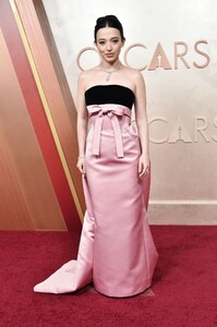 mikey-madison-s-old-hollywood-glamour-at-2025-oscars-14.jpg