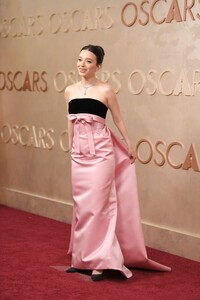 mikey-madison-s-old-hollywood-glamour-at-2025-oscars-4.jpg