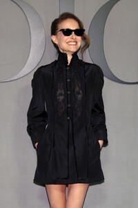 natalie-portman-s-gothic-twist-on-dior-s-fall-show-look-2.jpg