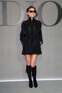 natalie-portman-s-gothic-twist-on-dior-s-fall-show-look-3.jpg