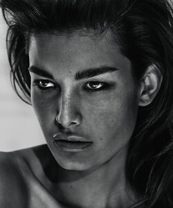 ophelie-guillermand-by-chris-colls-for-porter-magazine-8-summer-2015_1.thumb.jpg.49fab1d7f3406a3806d6ea1b3db99112.jpg