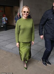 pamela-anderson-s-chic-green-look-turns-heads-4.jpg