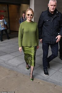 pamela-anderson-s-chic-green-look-turns-heads-5.jpg