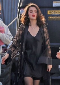 selena-gomez-benny-blanco-on-set-in-la-02.22.2025-11.jpg