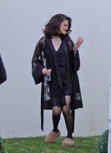 selena-gomez-benny-blanco-on-set-in-la-02.22.2025-12.jpg