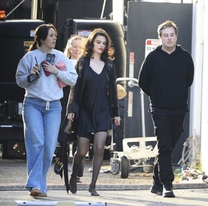 selena-gomez-benny-blanco-on-set-in-la-02.22.2025-14.jpg