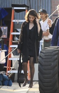 selena-gomez-benny-blanco-on-set-in-la-02.22.2025-2.jpg