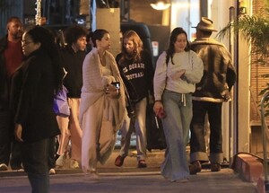 selena-gomez-benny-blanco-on-set-in-la-02.22.2025-4.jpg