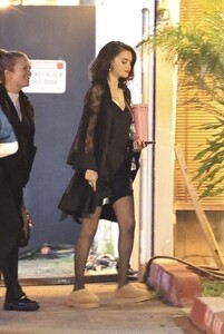 selena-gomez-benny-blanco-on-set-in-la-02.22.2025-5.jpg
