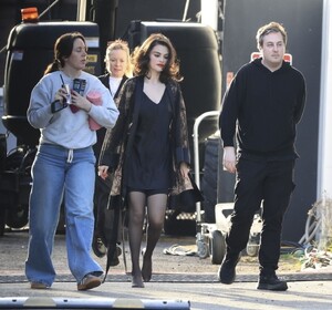 selena-gomez-benny-blanco-on-set-in-la-02.22.2025-6.jpg