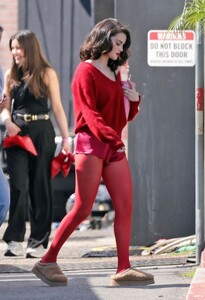 selena-gomez-benny-blanco-on-set-in-la-02.22.2025-7.jpg