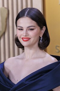 selena-gomez-s-elegant-celine-look-at-sag-awards-2025-8.jpg