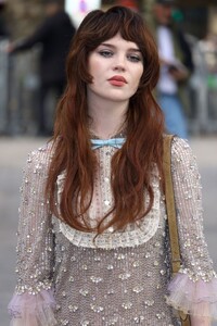 sophie-thatcher-at-valentino-fall-winter-2025-paris-show-03.09.2025-2.jpg