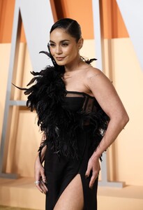 vanessa-hudgens-at-the-2025-vanity-fair-oscars-party-2.jpg