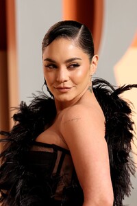 vanessa-hudgens-at-the-2025-vanity-fair-oscars-party-4.jpg