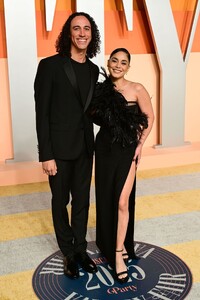 vanessa-hudgens-at-the-2025-vanity-fair-oscars-party-6.jpg