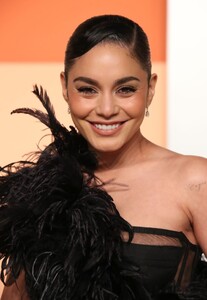 vanessa-hudgens-at-the-2025-vanity-fair-oscars-party-7.jpg