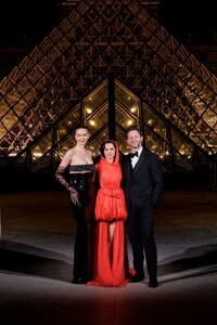 zoey-deutch-epitomizes-parisian-elegance-at-louvre-gala-0.jpg