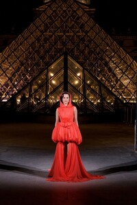 zoey-deutch-epitomizes-parisian-elegance-at-louvre-gala-1.jpg