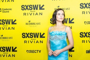 zoey-deutch-shines-at-the-threesome-premiere-5.jpg