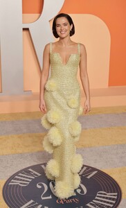 zoey-deutch-shines-at-vanity-fair-oscar-2025-party-1.jpg