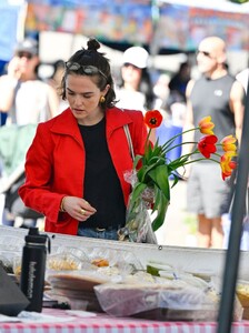 zoey-deutch-spotted-at-la-farmers-market-02.23.2025-0.jpg