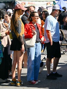 zoey-deutch-spotted-at-la-farmers-market-02.23.2025-1.jpg