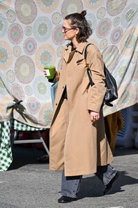 zoey-deutch-spotted-at-studio-city-farmers-market-02.09.2025-1.jpg