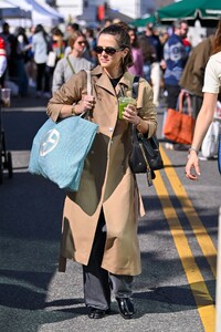 zoey-deutch-spotted-at-studio-city-farmers-market-02.09.2025-5.jpg