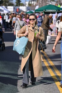 zoey-deutch-spotted-at-studio-city-farmers-market-02.09.2025-6.jpg