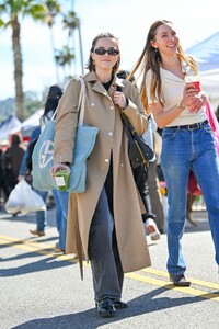 zoey-deutch-spotted-at-studio-city-farmers-market-02.09.2025-8.jpg