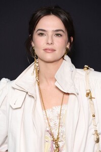 zoey-deutch-stuns-at-chloe-fall-winter-2025-2026-03.06.2025-0.jpg
