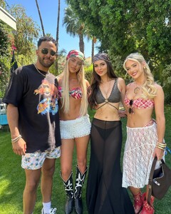 [2025.04.13] victoriajustice_491468601_18589339393006824_8102392481957467333_n.jpg