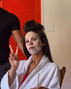 [2025.04.16] victoriajustice_491460940_18589982119006824_5948868680431186676_n.jpg