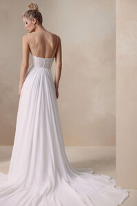 65cb68476d90f511898aad6a_463 Zarina 4.jpg