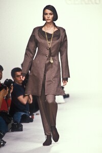 Cerruti1990WomenRTW16.thumb.jpg.dc99a5370247b5f11153cfbc24173983.jpg